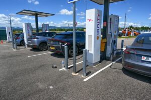Labour scraps £950m EV rapid charging fund, redirecting £400m to on-street chargers