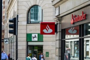 England loses eight bank branches a week since 2016