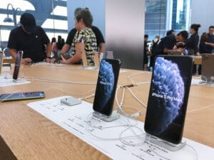 Trump to announce $100bn Apple investment pledge to boost US manufacturing