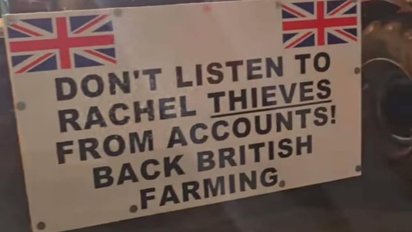 Farmers stage midnight blockade of supermarket depots over pricing pressure Farmers stage midnight blockade of supermarket depots over pricing pressure