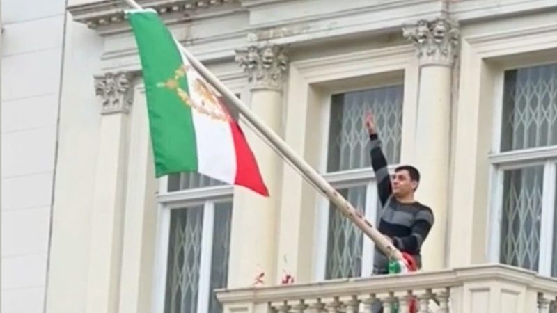Protester scales Iranian Embassy in London, tears down regime flag, hoists pre-revolution symbol Protester scales Iranian Embassy in London, tears down regime flag, hoists pre-revolution symbol