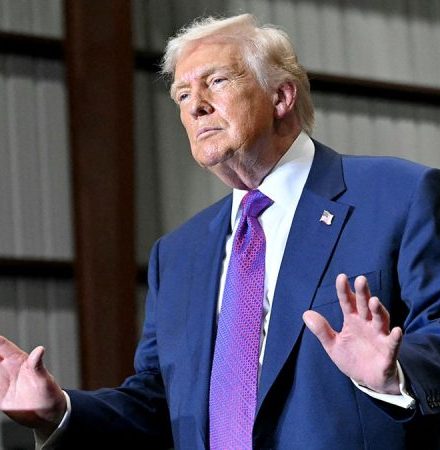 Trump announces 10% global tariff, criticizes Supreme Court justices