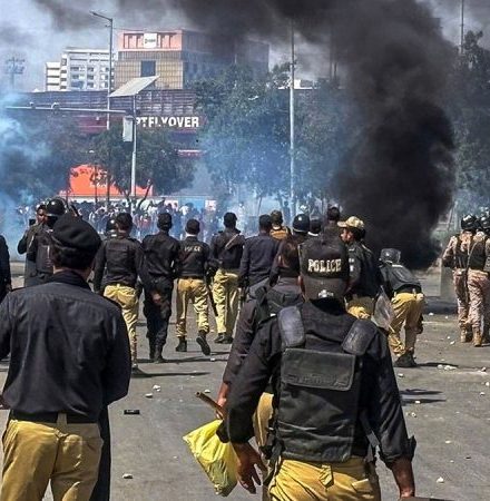 Protesters storm US Consulate in Pakistan, at least 9 dead