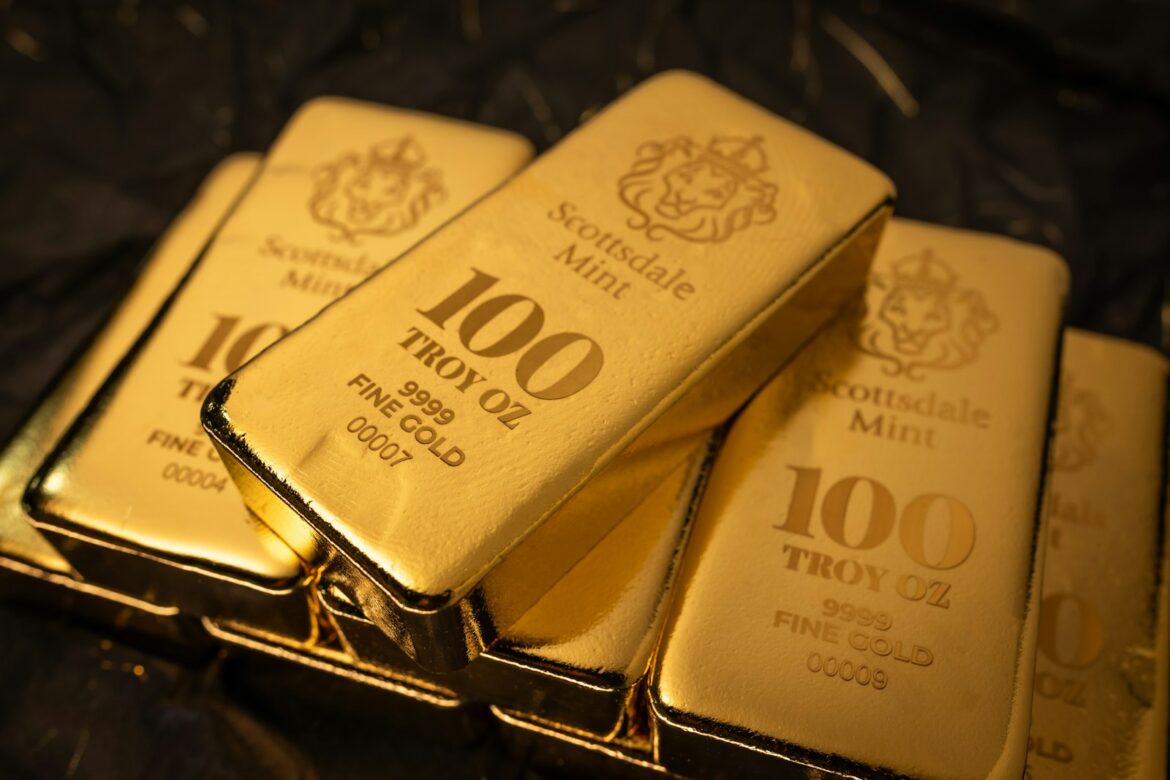 Gold Price Today: Bull and Bear Case Near $4,176 as October…